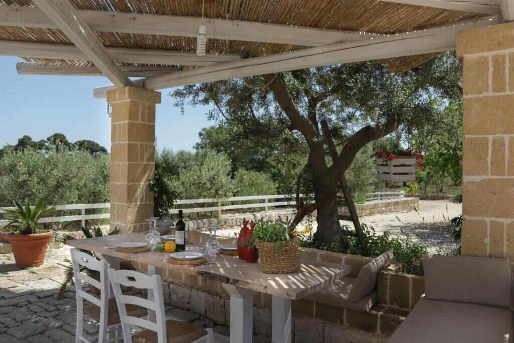 Terrazza con pergolato tra gli ulivi