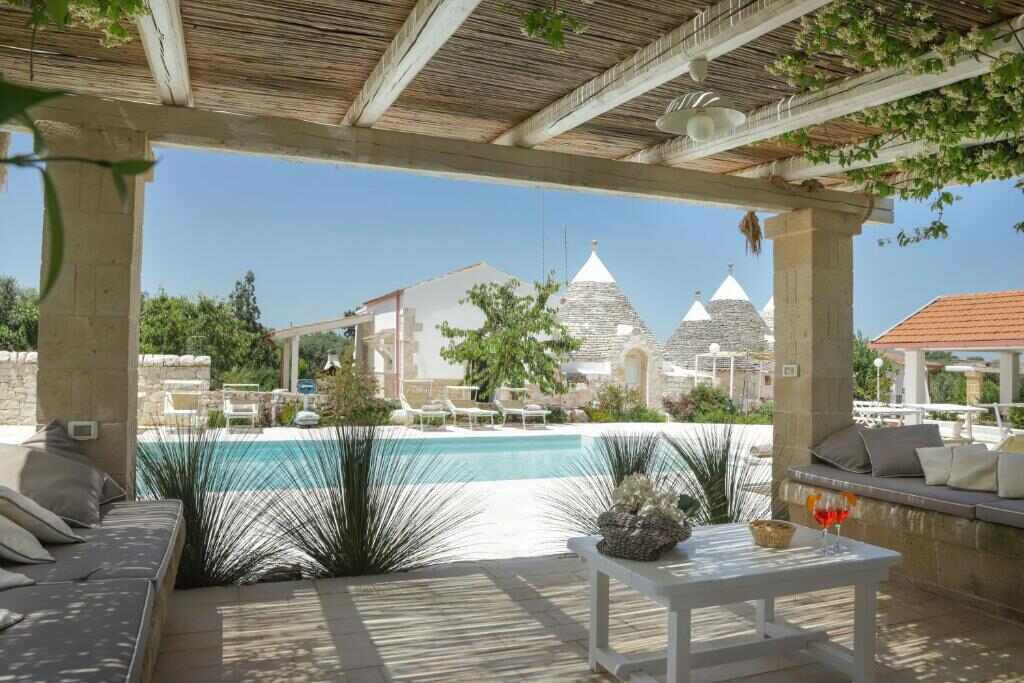 Trulli&Dimore - Casette Pricci, piscina tra gli ulivi in Puglia